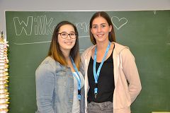 Zwöfltklässler Hannah Theisen (links) und Sarah Koch