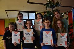v.l.n.r. Maurice Schröder, Lukas Dedisch, Noah Braun, Ivana Todorova, Nico Steinstraß, Deutschlehrerin Antonia Klasen-Majerus und Gaby Schiwon. Foto: M. Spindler