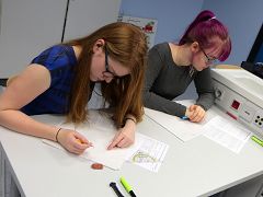 Die Zehntklässlerinnen Anna und Annalena, Foto: H. Kujat
