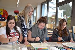 v.l.: Anna-Lena Schneider, Lea Saxler und Julia Buks mit ihrer Kunstlehrerin Annett Kowoll