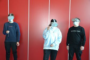 Die Neuntklässler Maximilian, Santushata und Clemens (von links) bei ihren virtuellen Betriebserkundungen.